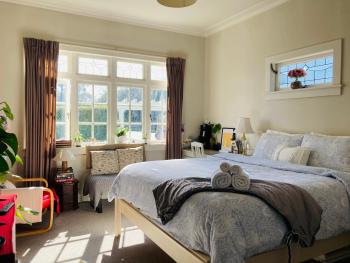 Spacious and Sunny Master Bedroom with shared bathrooms, Auckland (photo 4)
