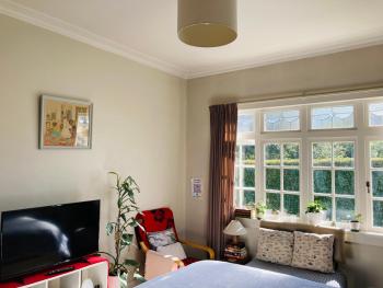 Spacious and Sunny Master Bedroom with shared bathrooms, Auckland (photo 2)