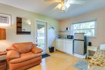 Walkable Studio in Pinellas Park with Desk and Patio, San Petersburgo (foto 4)