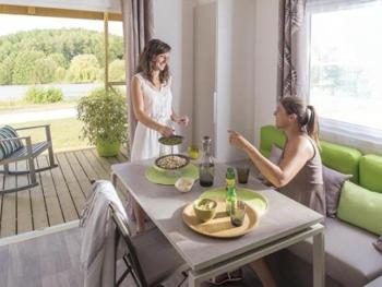 Mobil-home avec terrasse pour 5 personnes, 2 chambres - API-1-52-791, Seillac (photo 2)