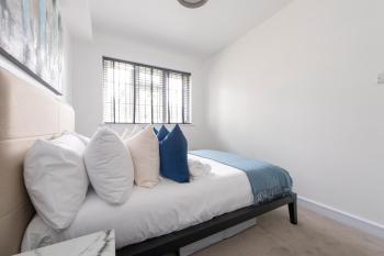 Modern 2BR Flat with 3 Beds Urban Getaway - Cherry, London (photo 4)