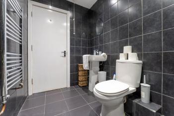 #49 Luxury 4-Bedroom House with Modern Comforts, Liverpool (photo 5)