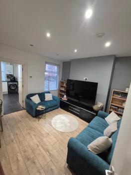 #49 Luxury 4-Bedroom House with Modern Comforts, Liverpool (photo 2)