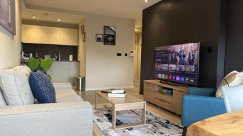 Modern City Centre Apartment with Balcony Plus Skyline Views, Manchester (photo 3)