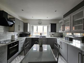 Stylish 5-bed Home With Free Parking Sleeps 12!, Manchester (photo 3)