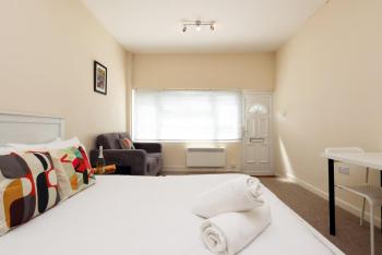 Chic Bath Flat for Couples with Free Parking!, Bath (photo 3)