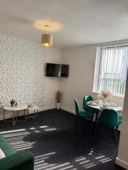 Luxury and Cosy Apartment near Old Trafford M16 ,Free Private Parking,Fast Wi-Fi,Self Check-In Anytime Perfect For Late Arrivals, 5 Minutes to Old Trafford Stadium, Manchester (photo 3)