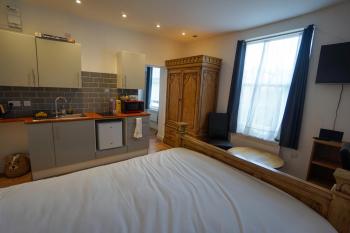 Bright lovely Studio in Birminghams Jewellery Quarter, Birmingham (photo 3)