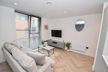 Modern 2 Bed Flat in Central Manchester w Balcony, Manchester (photo 2)