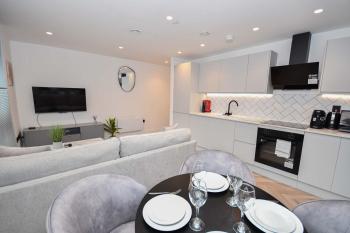 Modern 2 Bed Flat in Central Manchester w Balcony, Manchester (photo 3)