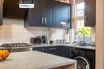 Beautiful 3BDR House By Homebird Property Management Short Lets & Serviced Accommodation Leeds With Free Parking & Free WiFi, Лидс (фото 4)