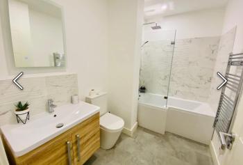 Stylish, Spacious 2-Bed Apartment, Guests 5, Contractor-Friendly, Secure Parking, Free Wi-Fi, Gloucestershire (foto 4)
