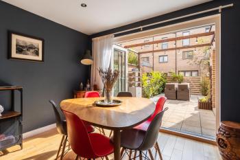 Gorgeous central 3 bed house free parking & garden, Edinburgh (photo 2)