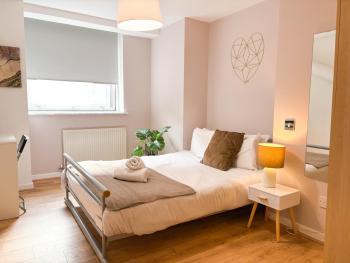 Spacious 2BR 2BA Apartment City Centre Sleeps 5, Manchester (photo 3)