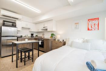 Top Location - Cozy & Bright MTL studio near metro, Montreal (fotografie 4)