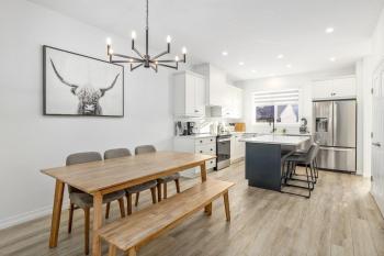 King Bed, AC, Fenced Yard, Family Friendly, 5 min South Health Campus, Calgary (zdjęcie 2)