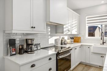 King Bed, AC, Fenced Yard, Family Friendly, 5 min South Health Campus, Calgary (zdjęcie 4)