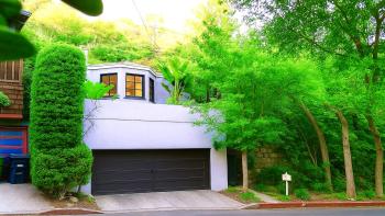 Enchanting Gated Hollywood Hills Oasis with Tranquil Treet-Top Views, Outdoor Living Room and Patios, Magical Zen Garden, Plus Bonus Romantic Guest House and Free Garage in LA's Most Desirable Central Serene Area, Sleeps 8-10, Лос-Анджелес (фото 2)