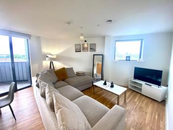 2 Bedroom Apartment with City Views, Balcony & Free Parking, Manchester (photo 2)