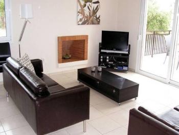 Villa in Loutra with Sea Views & Near Sandy Beach, Loutra (photo 3)