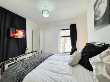 Garden, Free Parking, Smart TV, Self Check in, Liverpool (photo 2)