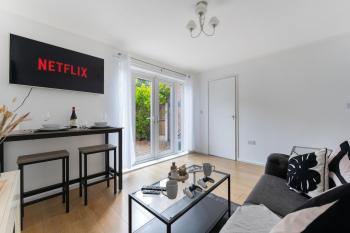 City Centre House with Secure Driveway Parking, Neflix, Garden, Long Stay Savings, Liverpool (photo 2)
