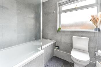 City Centre House with Secure Driveway Parking, Neflix, Garden, Long Stay Savings, Liverpool (photo 4)
