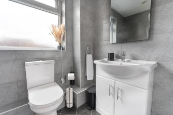 City Centre House with Secure Driveway Parking, Neflix, Garden, Long Stay Savings, Liverpool (photo 5)