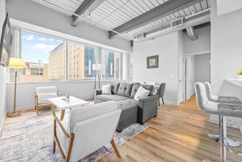 Spacious 2 BD Apt l Downtown Cleveland l Free Parking, Cleveland (photo 2)