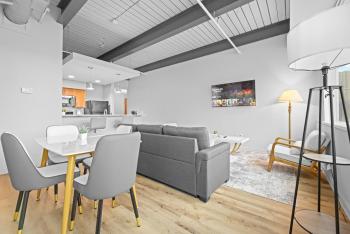 Spacious 2 BD Apt l Downtown Cleveland l Free Parking, Cleveland (photo 5)