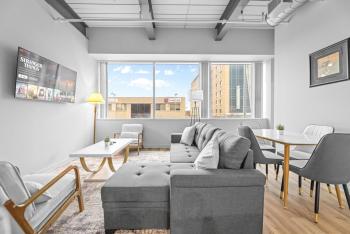 Spacious 2 BD Apt l Downtown Cleveland l Free Parking, Cleveland (photo 3)