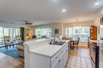 Condo with Golf Course Views Less Than 1 Mi to Sunset Beach!, Сансет-Бич (фото 4)