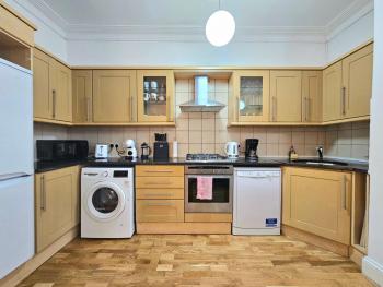 Spacious & Cosy 2 Bedroom Home plus 2 Sofa-beds with Private Entrance and Back Patio, 3 min walk to Earl's Court Station, Londýn (fotografie 4)