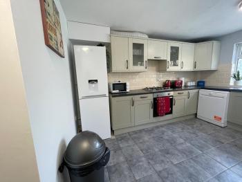 The LFC Red House - Spacious House With 5 Bedrooms, 2 Bathrooms, Street Parking And 1 Minute From The Stadium, Liverpool (photo 4)
