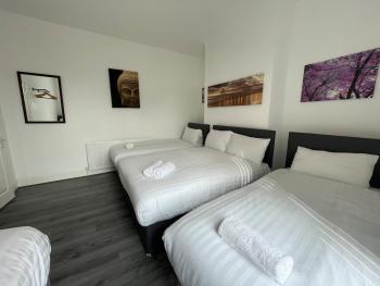 The LFC Red House - Spacious House With 5 Bedrooms, 2 Bathrooms, Street Parking And 1 Minute From The Stadium, Liverpool (photo 2)