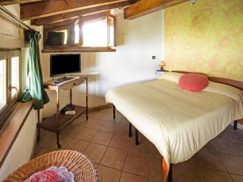 Cottage in Parole near Forest and Lake, Crone (fotografie 4)