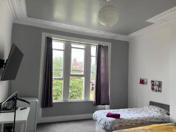 Triple room Private Bath Near LFC Free Street Parking No Breakfast, Liverpool (photo 5)