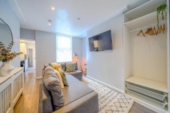 Stunning 1 Bedroom 4 Guest Flat by Anfield Stadium, Liverpool (photo 3)