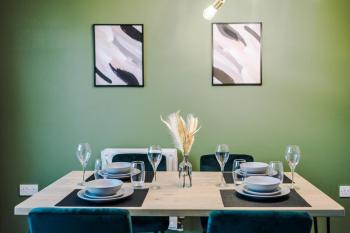 Three Bedroom House by Brookland Stays Serviced Accommodation Short Lets Manchester with Free WiFi, Manchester (photo 3)