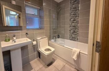 24-7 Secured City Centre Apartments with Free Underground Parking and WiFi, Birmingham (photo 4)