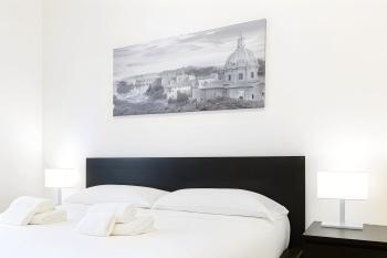 Elegantis San Giovanni Suite - Chic Apartment with Bathtub Near Historic Center, Metro & Tram Nearby, Рим (фото 5)