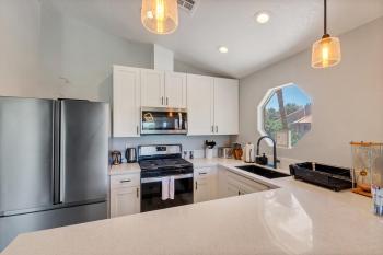 Fully Reno Condo Vaulted Ceiling and Tennis U007, Las Vegas (foto 5)