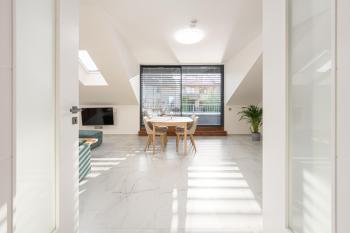 Large Apartment in a Quiet Area with Terrace & Free Garage, Brno (fotografie 3)