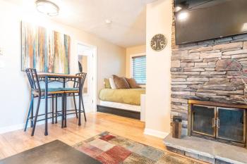 First floor studio Resort access Portable AC, Beech Mountain (foto 2)
