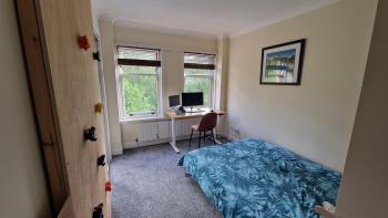Modern Three-Bedroom Apartment in Leafy West End with Private Parking, Glasgow (photo 5)
