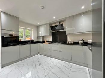 Wonderful 5 Bed Windsor, Private Garden, Driveway Parking, Legoland, Windsor (foto 3)