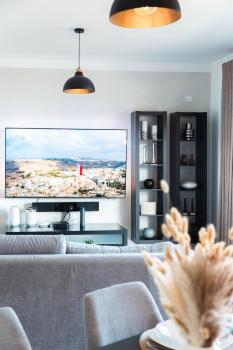 Top Location - 2BR Seafront & Steps from Ferry by ArcoBnb, Sliema (fotografie 3)