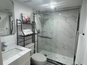 Bright & Cozy Two Bedrooms Basement Apartment, Эйджакс (фото 3)