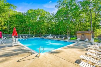 Private Yard, Playset Family Home in Penn Estates, East Stroudsburg (Foto 5)