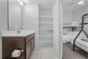 Cozy 2BR Getaway, King Bed, Free Parking, Cleveland (foto 5)